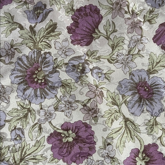 Gorgeous Vintage Floral Tree Skirt with Purple and Cream Design - Picture 2 of 6